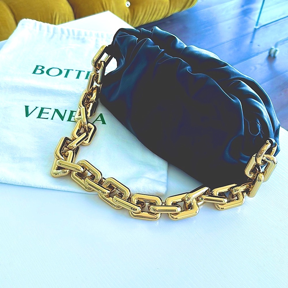 Bottega Veneta “The chain pouch” in black - immaculate condition!